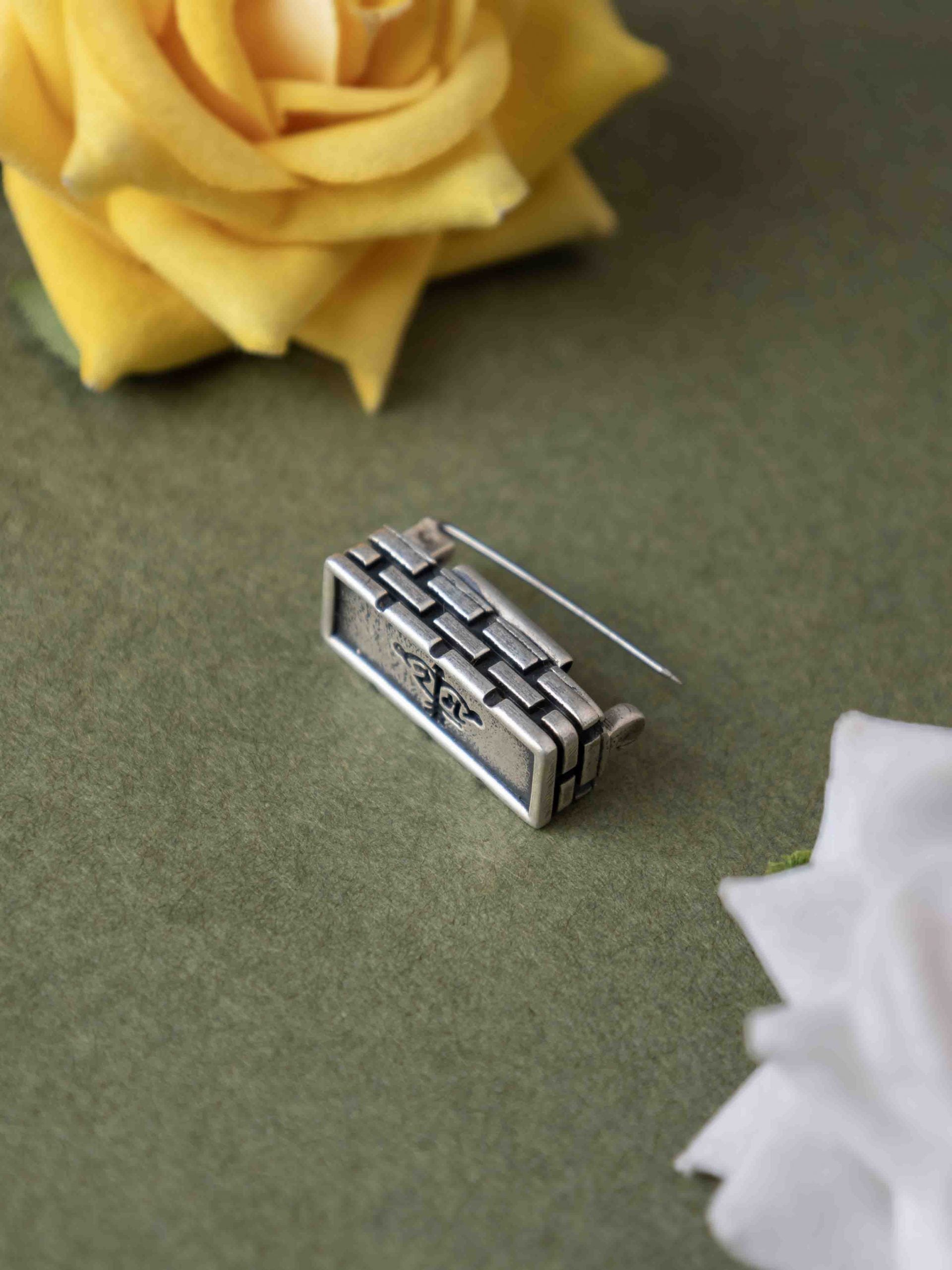 Anvaya Shri Ram Brick Auspicious Brooch