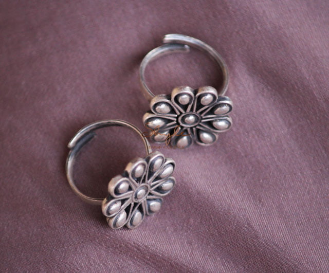 Moh mini flower toe ring