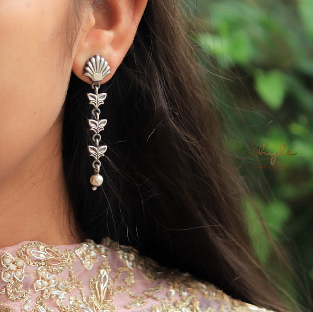 Moh fine Petal Layer Earrings model