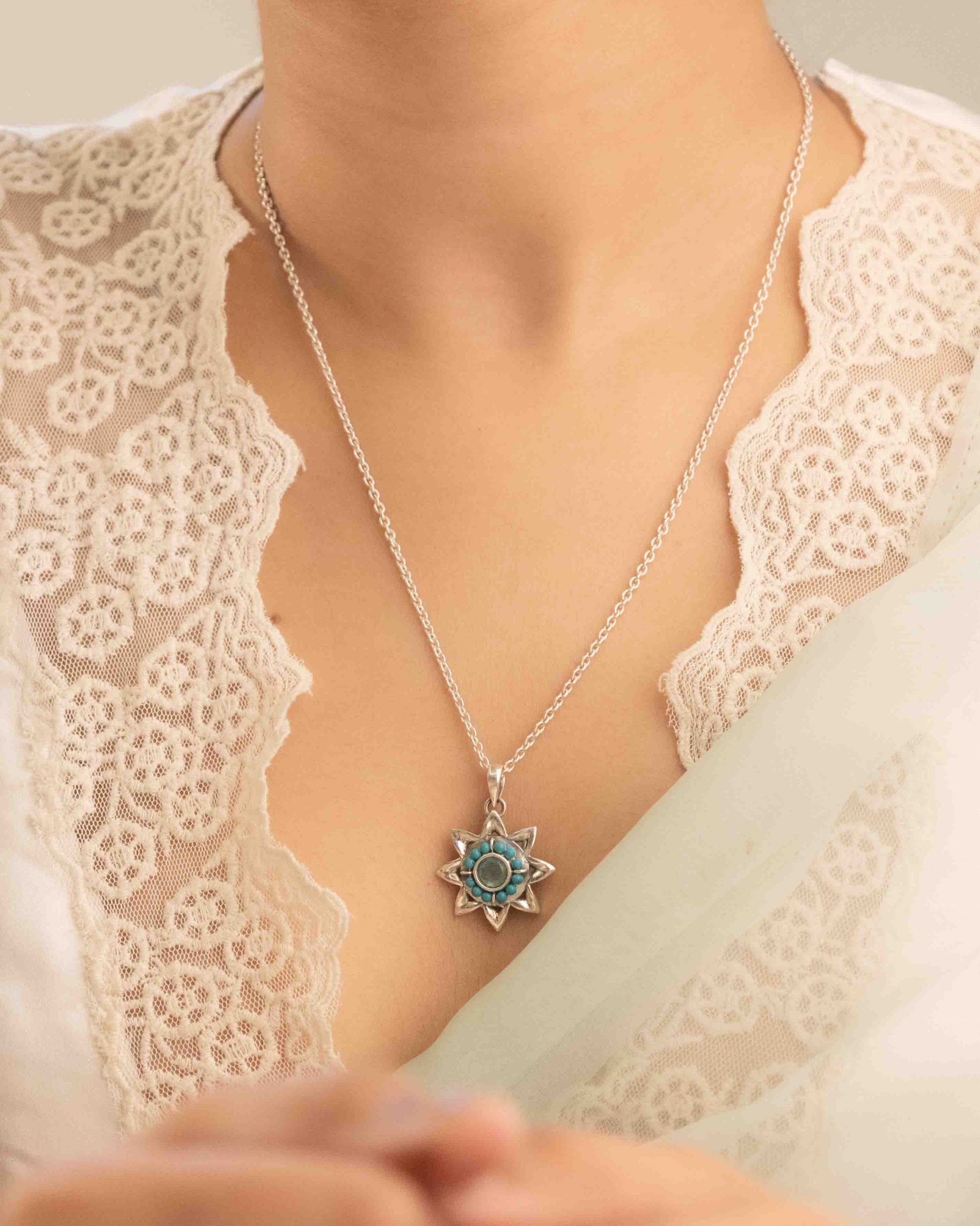 Moh Fine Turquoise Flower Beaded Pendant