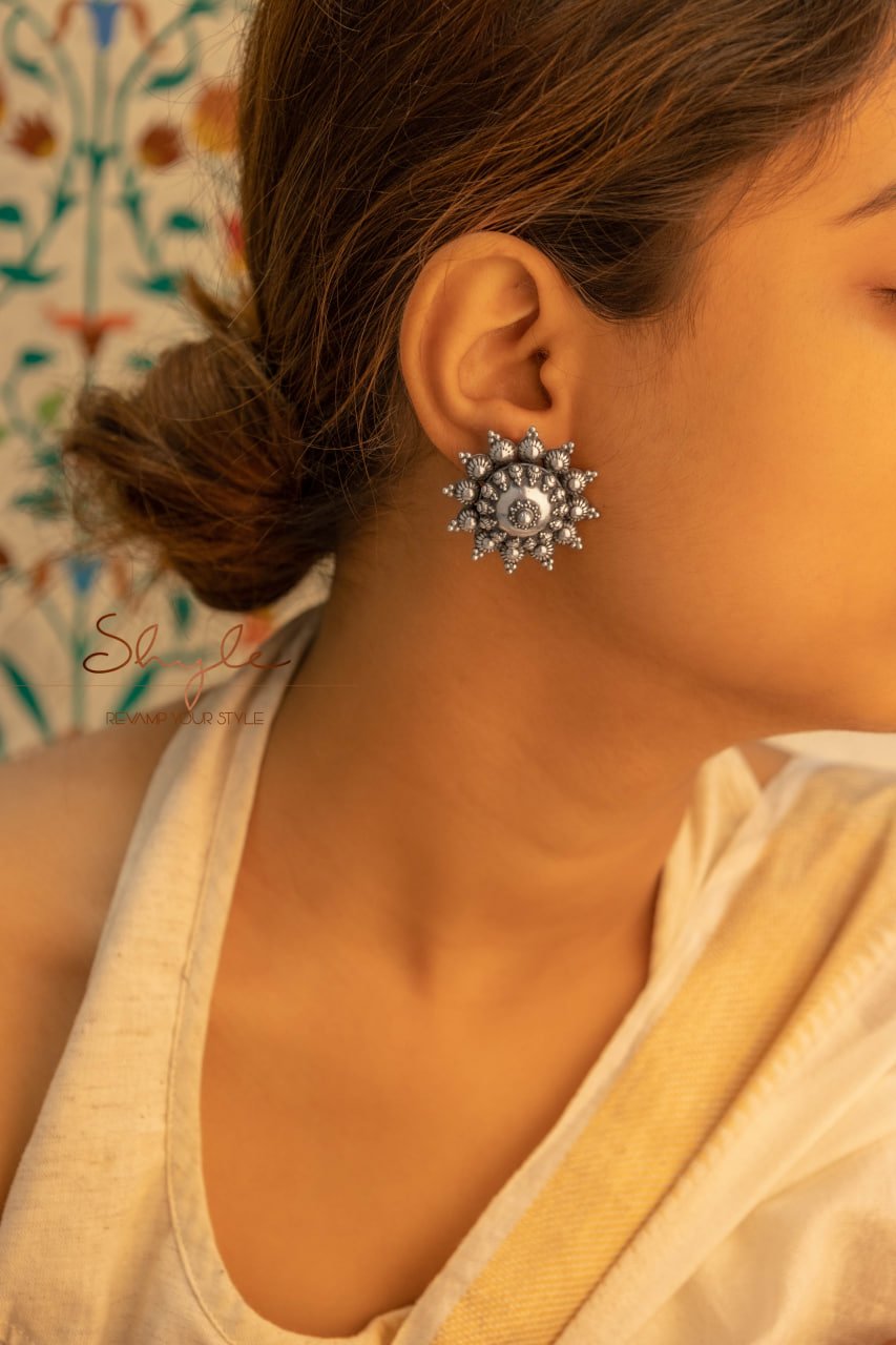 Moh Daana Detailed Embossed Classic Stud Earring