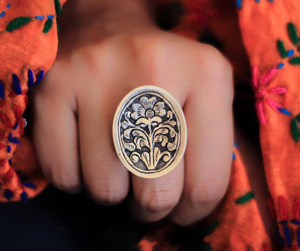 Moh Chitai Oval Flower Art Ring