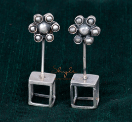 Moh flower motif cube Stud