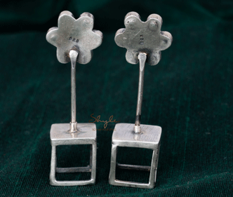 Moh flower motif cube Stud