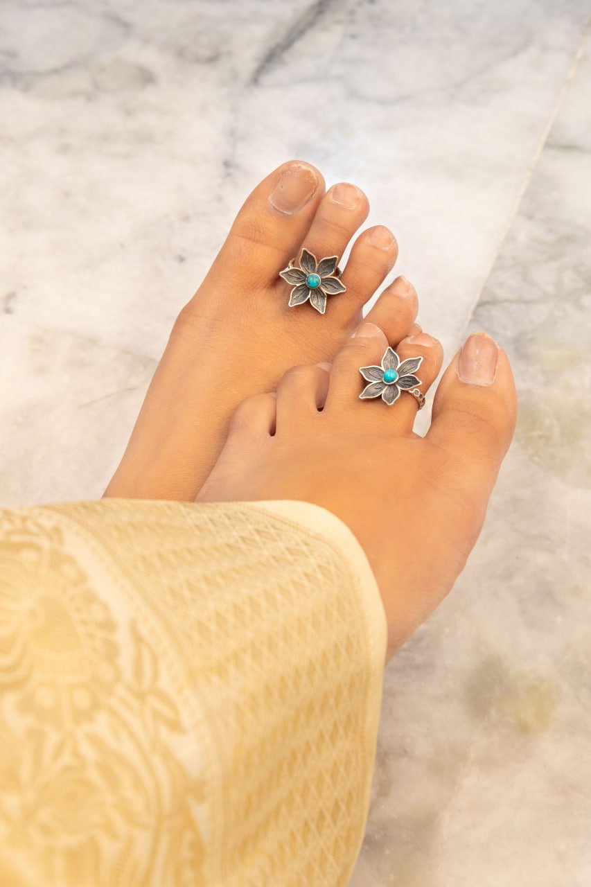 Moh Intricate Flower Turquoise Toe Ring