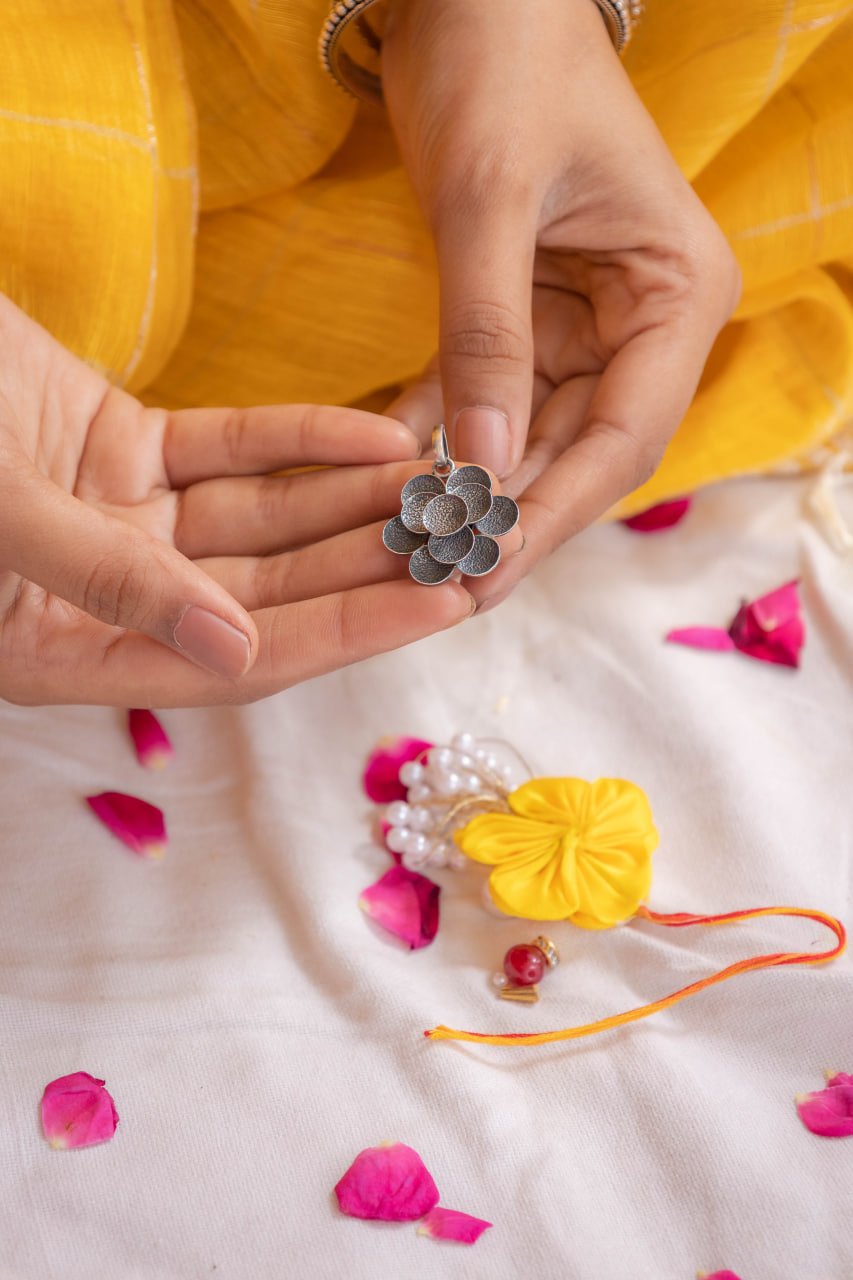 Moh Textured Flower Necklace Blooming Lumba Rakhi