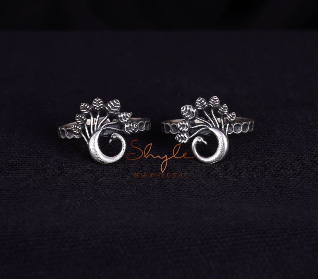 Moh Intricate Dancing Peacock Toe Ring