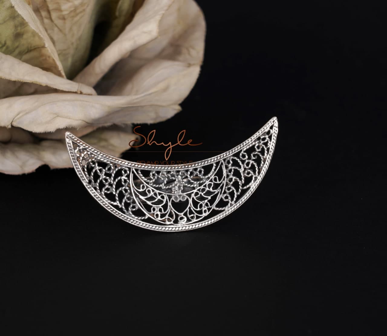 Mizoya Intricate Crescent Moon Ring