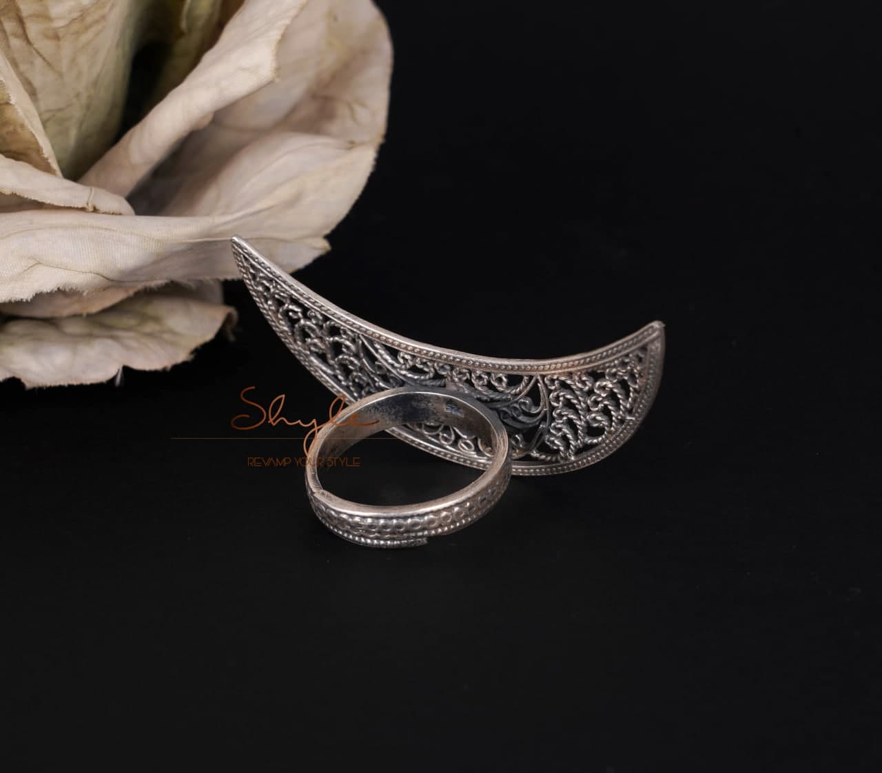 Mizoya Intricate Crescent Moon Ring