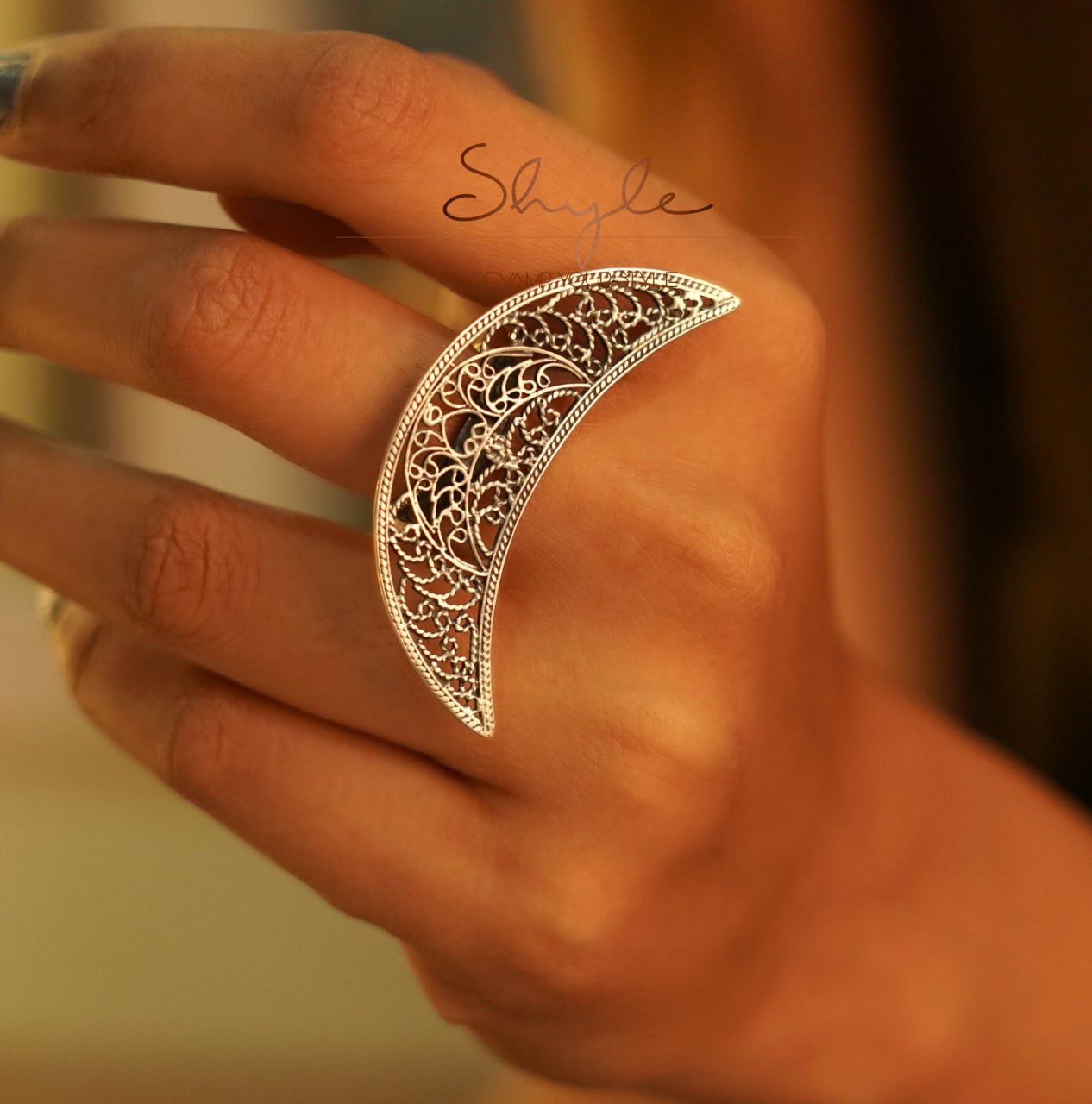 Mizoya Intricate Crescent Moon Ring