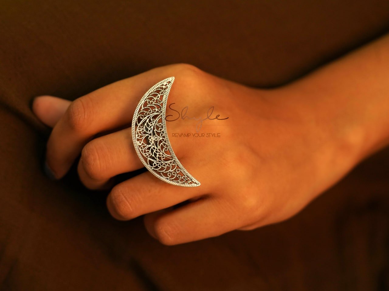 Mizoya Intricate Crescent Moon Ring