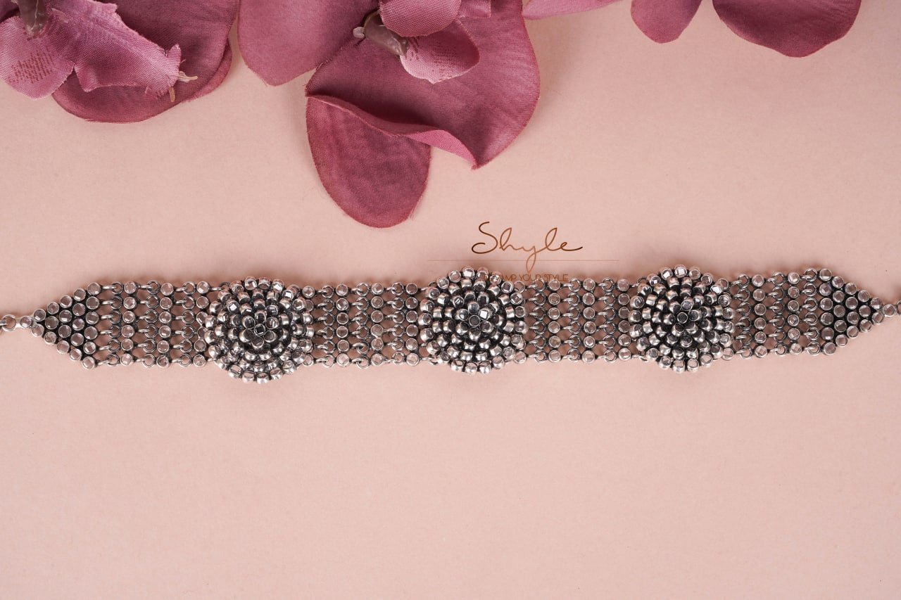 Essence Scintillating Tri flower Motif Choker