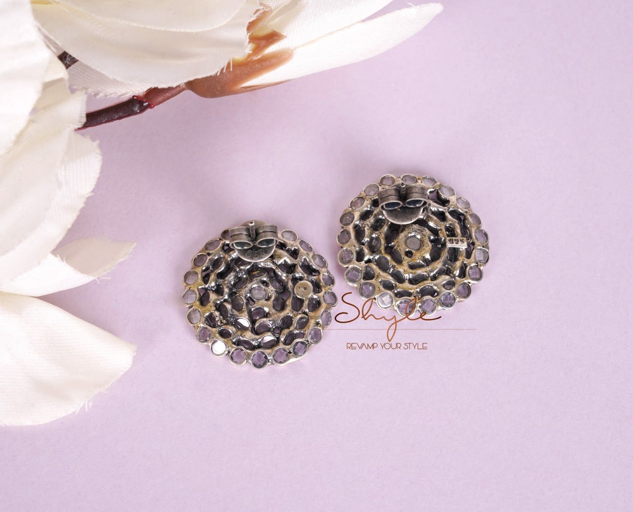 Essence Scintillating Flower Motif Stud Earring