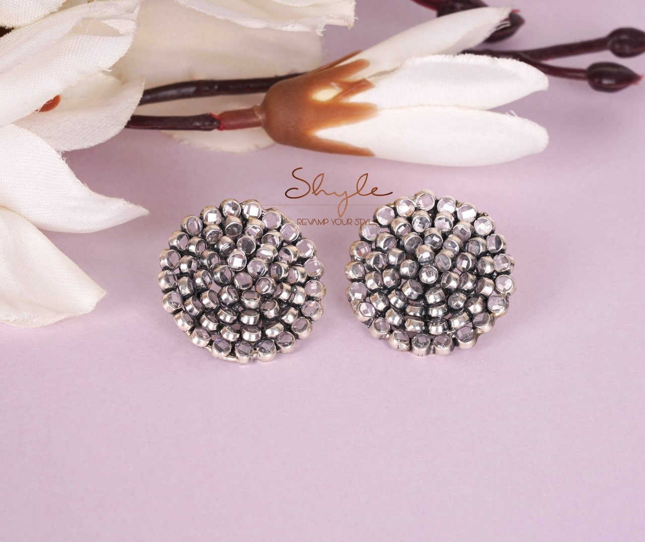 Essence Scintillating Flower Motif Stud Earring