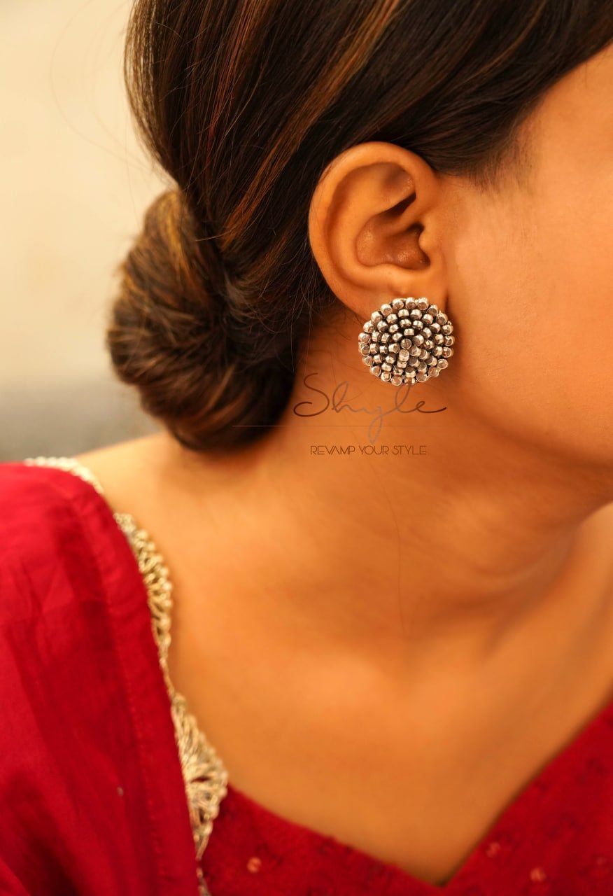 Essence Scintillating Flower Motif Stud Earring