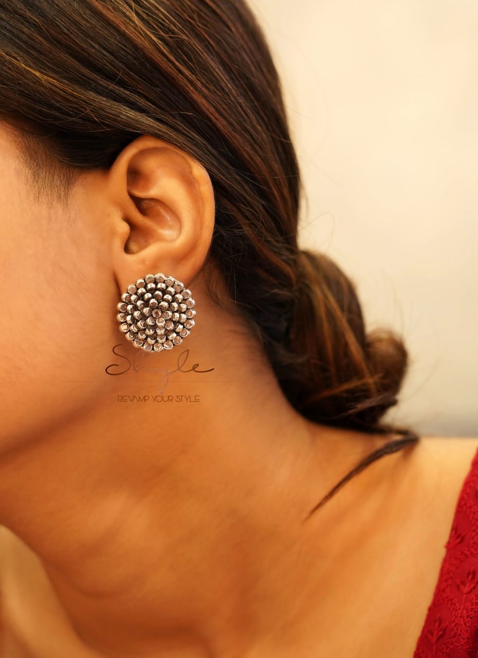 Essence Scintillating Flower Motif Stud Earring