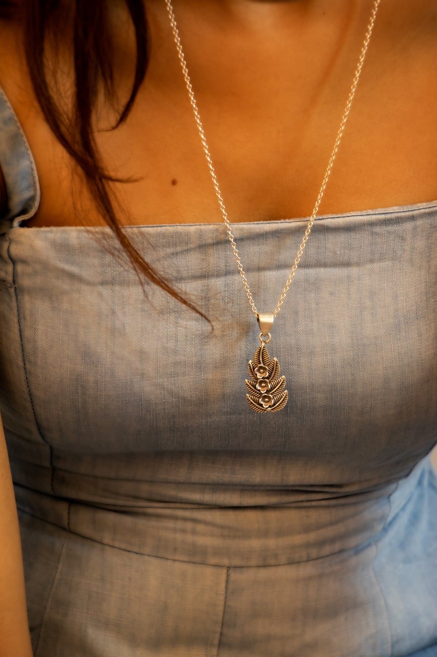 Moh Intricate Leaf Everyday Pendant