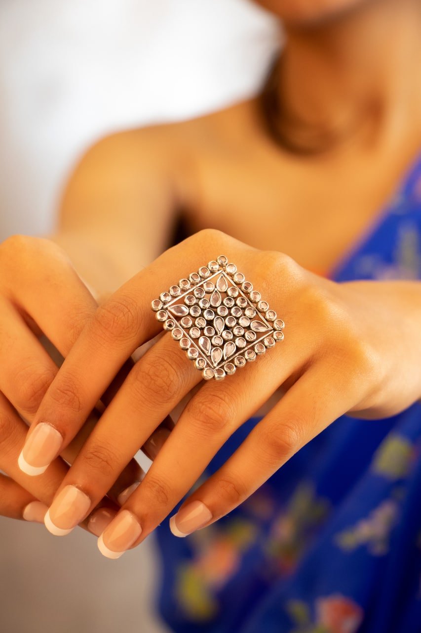 Essence Scintillating Square Ring