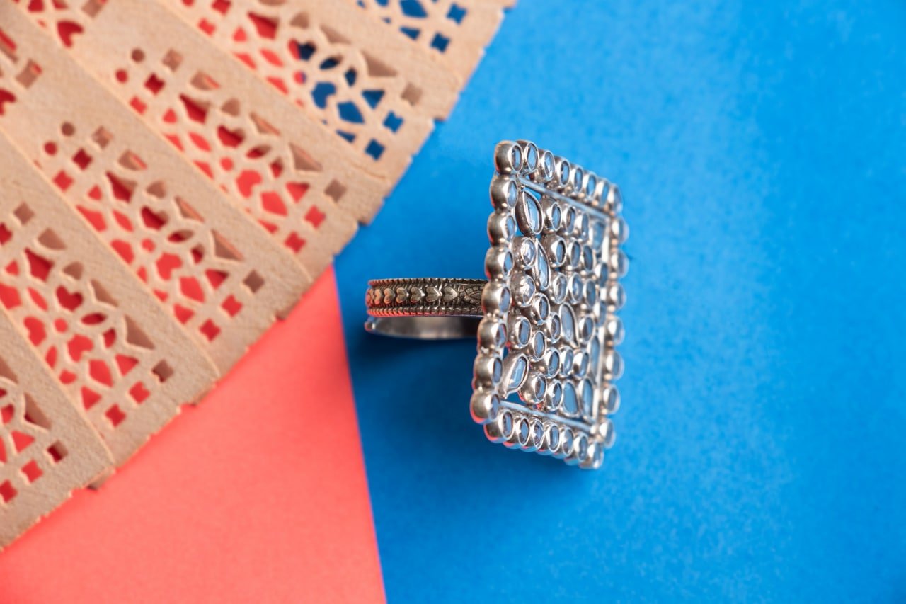 Essence Scintillating Square Ring