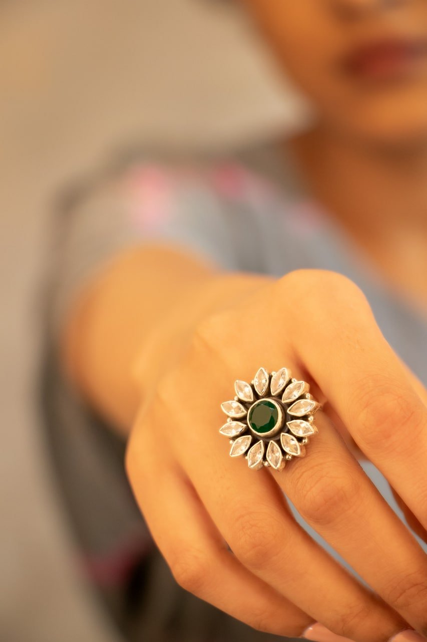 Essence Fine Scintillating Flower Ring