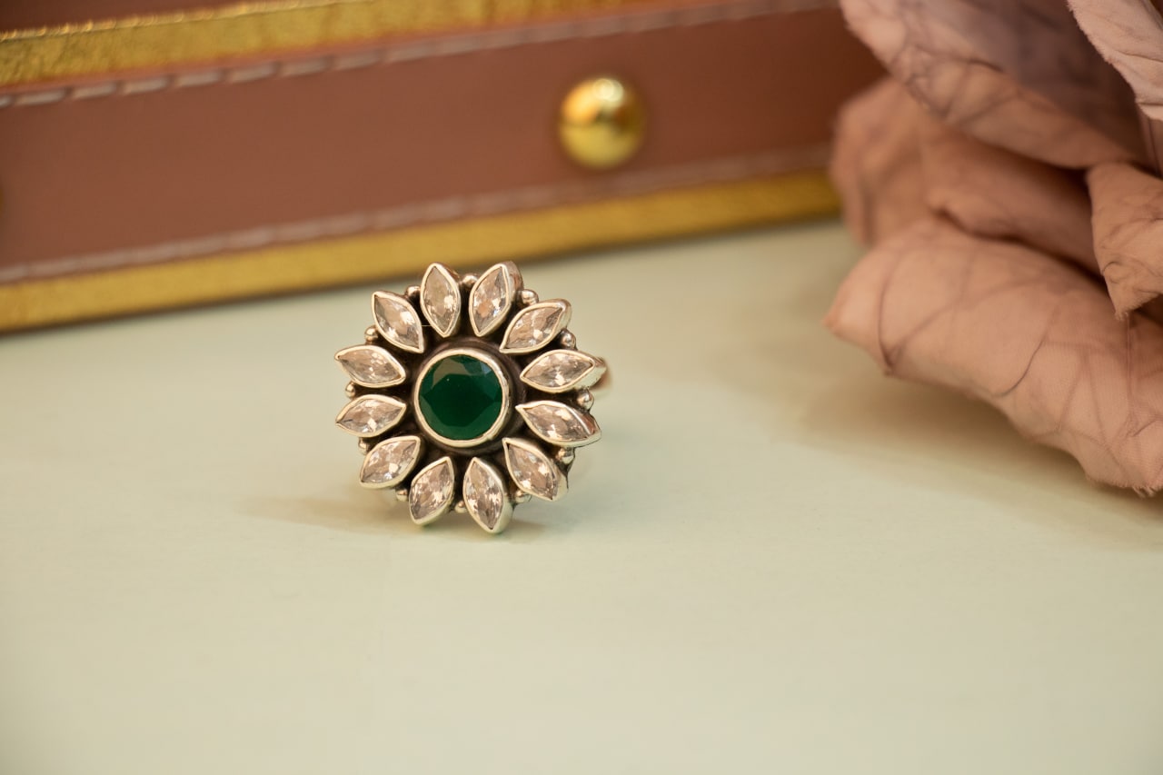 Essence Fine Scintillating Flower Ring