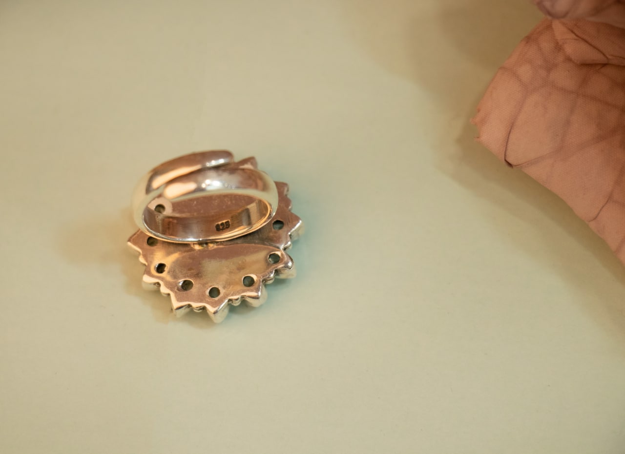 Essence Fine Scintillating Flower Ring