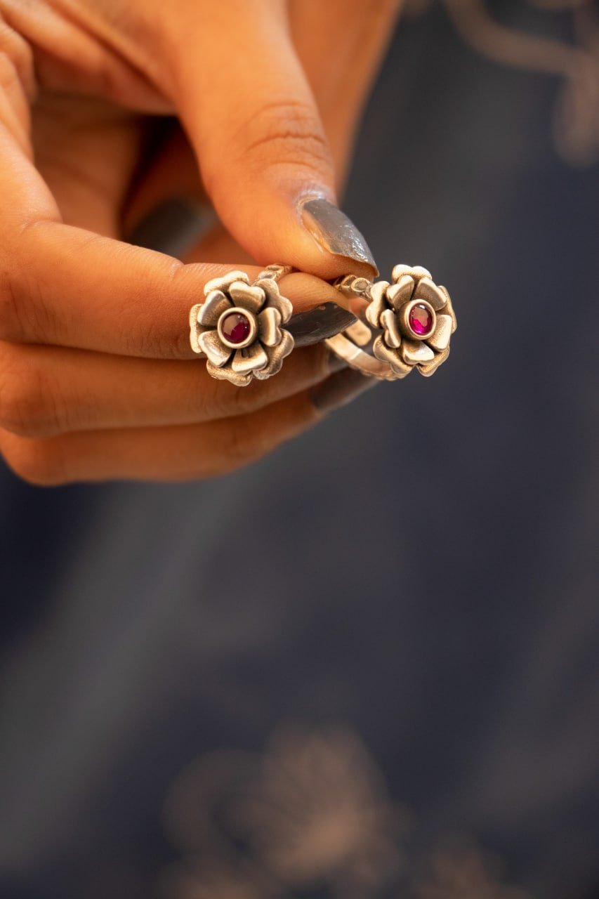 Moh Intricate Rose Toe Ring