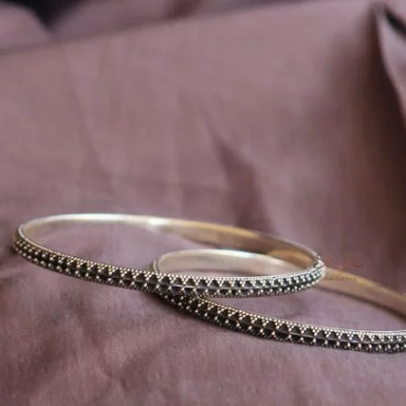 Anvaya Daana Detailed Bangle front